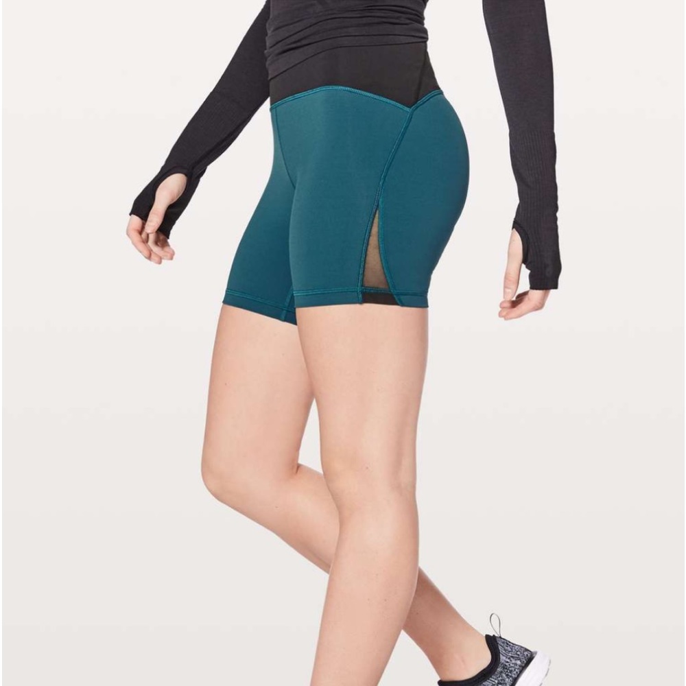 lululemon train times short 6” size 4 Nile Blue / Black